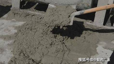 使用減水劑和消泡劑是為了在施工過(guò)程中更好地控制混凝土和灰漿的性能